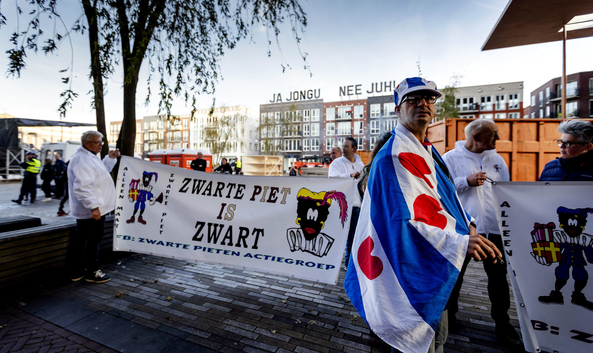 De Blokkeerfriezen, anti-zwartepietactivisten en het politieke spel De Blokkeerfriezen, anti-zwartepietactivisten en het politieke spel