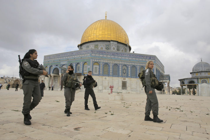 Israeli border police officers walks in front of the Dome of the Rock on the compound known to Muslims as Noble Sanctuary and to Jews as Temple Mount in Jerusalem's Old City November 5, 2014. Israeli security forces hurling stun grenades clashed with Palestinian stone-throwers at al-Aqsa mosque - a confrontation that has played out frequently over the past several weeks. REUTERS/Ammar Awad (JERUSALEM - Tags: POLITICS CIVIL UNREST RELIGION) - RTR4CY31