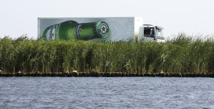 2015-08-13 15:40:55 Leiden - Een vrachtauto  van Heineken bier rijdt door het Hollands landschap. ANP COPYRIGHT KOEN SUYK