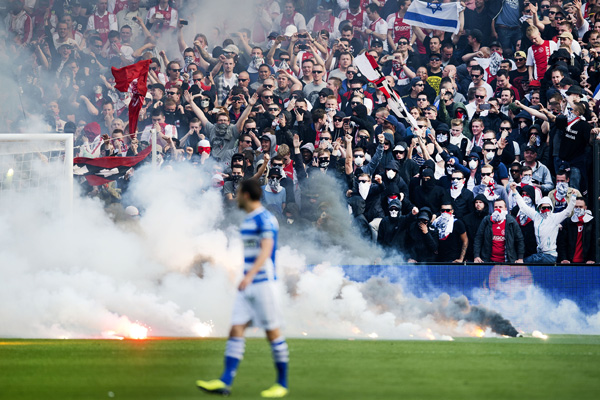 ROTTERDAM - Vuurwerk op het veld voor het doel van Ajax tijdens de bekerfinale tegen PEC Zwolle in De Kuip. Scheidsrechter Bas Nijhuis onderbreekt de wedstrijd. ANP OLAF KRAAK