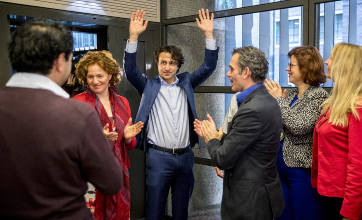 Jesse Klaver neemt applaus in ontvangst van zijn fractie daags na de Tweede Kamerverkiezingen - bron:ANP