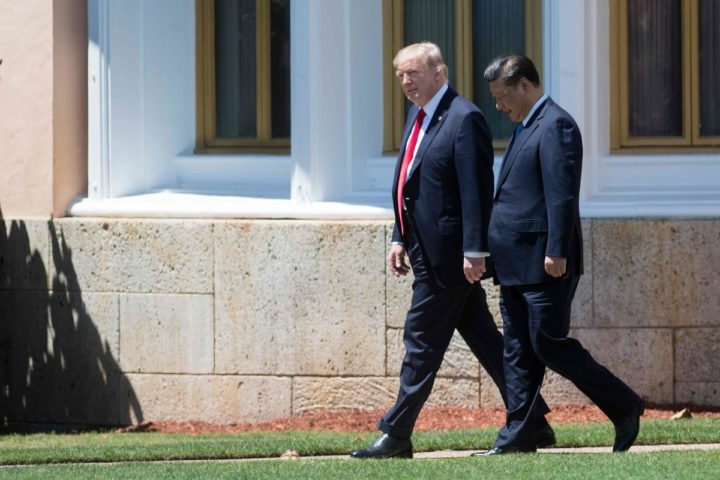 2017-04-07 12:26:25 US President Donald Trump (L) and Chinese President Xi Jinping (R) walk together at the Mar-a-Lago estate in West Palm Beach, Florida, April 7, 2017. / AFP PHOTO / JIM WATSON