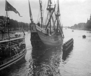 Een kopie van 'De Halve Maan' [d' Halve Maen], het schip van ontdekkingsreiziger Henry Hudson, op de Amsterdamse Amstel, Nederland, 1909. Het schip is bedoeld als schenking van Nederland aan de Amerikanen en zal per stoomschip naar Amerika vervoerd worden.