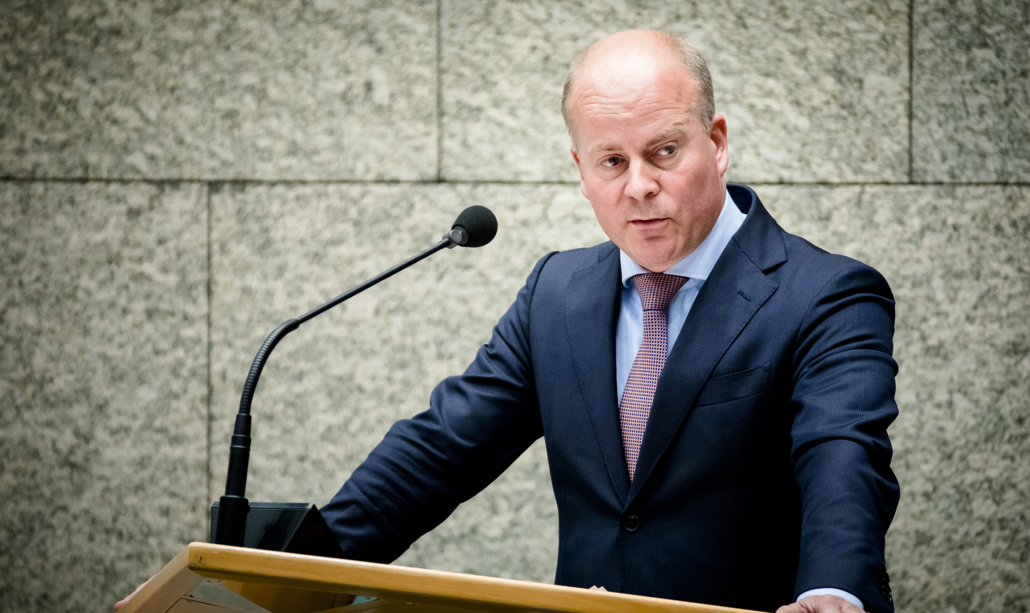Raymond Knops: geliefd, maar onderschat hem niet - EW