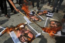 Cartoon: lichte grappen op zwaar papier