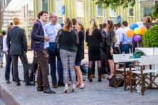 De zakelijke borrel is een sociaal mijnenveld