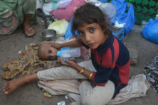 Wie de hongerende Afghanen helpt, helpt ook de Taliban