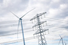 Kabels driemaal naar de maan door zon & wind