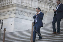 Waarom veel Amerikaanse ambassades in Europa nog wel even leeg blijven