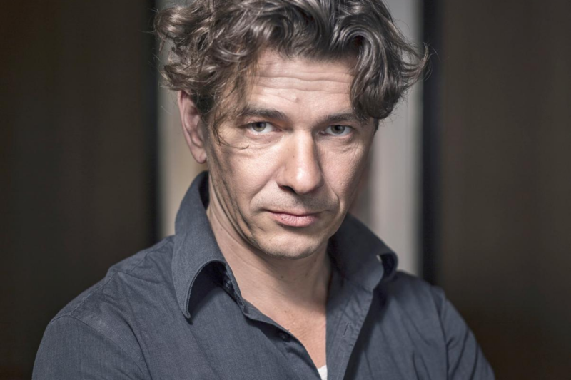 Dimitri Verhulst schept amoreel universum in ideeënroman Hebben en Zijn (****) EW Dimitri Verhulst schept amoreel universum in ideeënroman Hebben en Zijn (****) EW