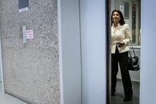 Arib verdwijnt als dief in de nacht uit de Kamer