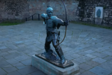 Robin Jetten pikt van de armen en geeft aan rijken