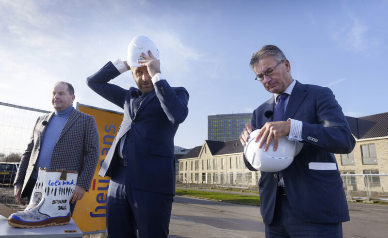 Minister Hugo de Jonge op een bouwplaats.