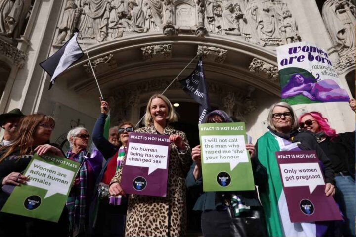 Vrouwenruimtes. Britse vrouw bij de uitspraak van het hooggerechtshof. Beeld: Andy Rain/EPA