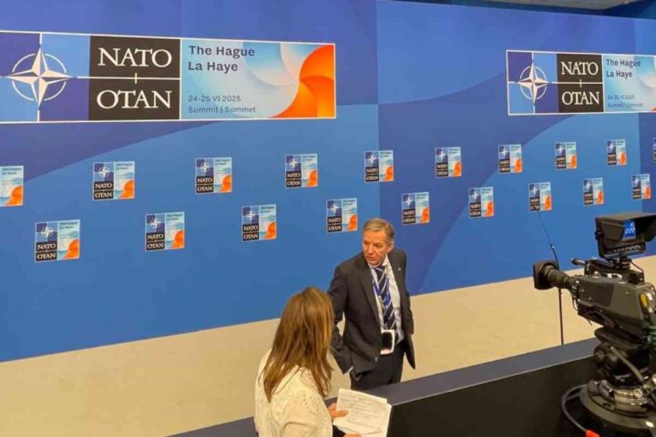 Een journalist stelt een vraag tijdens de NAVO-top