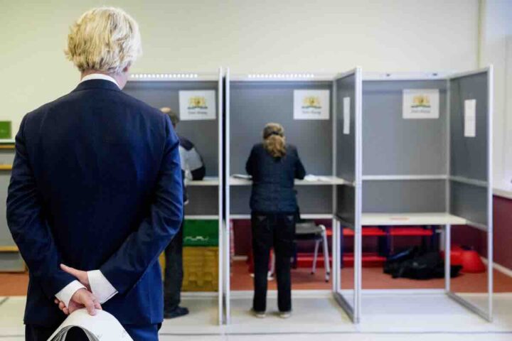 Geert Wilders, de leider van de Partij voor de vrijheid, staat in de rij voor het stemhokje (ANP)