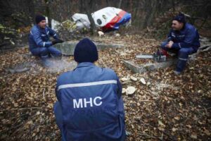 Bergers in Oekraine voor de derde opeenvolgende dag tijdens het bergen van de wrakstukken van rampvlucht MH17. (Foto: ANP)