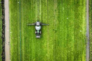 Dronefoto van een boer die zijn land bemest. (Foto: ANP)