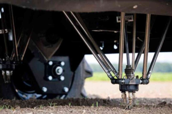 Nederland, Zeewolde. 14 Juli 2025. De Odd.Bot onkruidrobot op een veld waar peen wordt geteelt in Zeewolde. Foto: Ramon van Flymen.