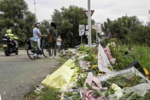 Een bloemenzee op de plek waar Lisa (17) op de Holterbergweg in Amsterdam werd vermoord. ANP
