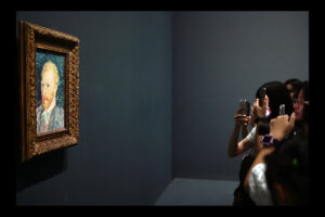 Bezoekers maken foto's van zelfportret van Gogh in het Van Gogh Museum