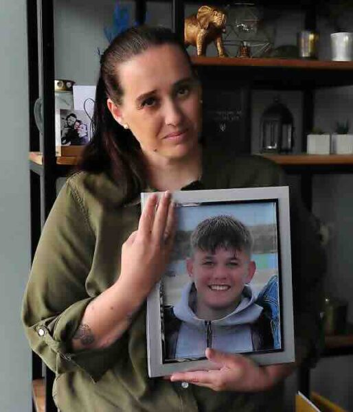 Ysanne van ’t Zelfde verloor haar zoon Tim (15) door een steekpartij; sociale media maakten het verdriet nog zwaarder.