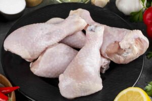 Kippenpoten op een zwart bord