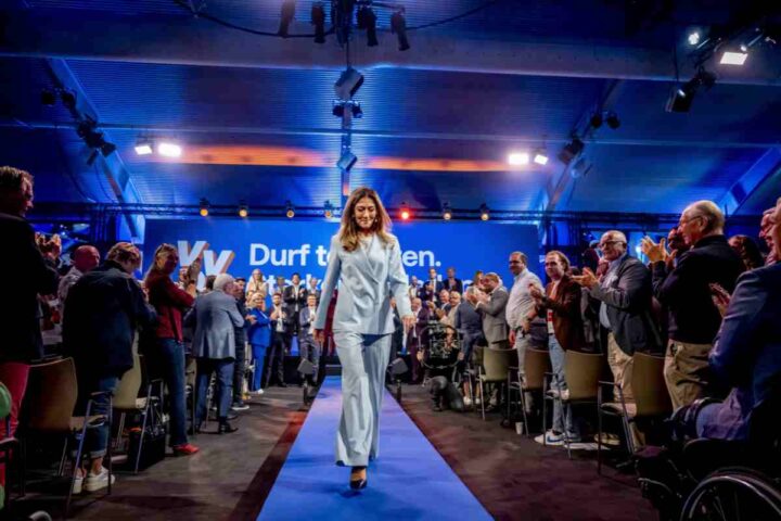 Lijsttrekker Dilan Yesilgoz houdt een toespraak tijdens een partijcongres van VVD.