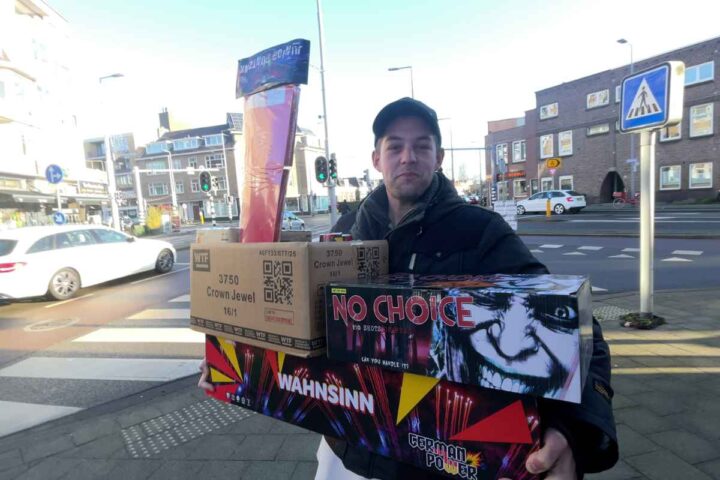 Een klant bij de Knalshop, voor het vuurwerkverbod in gaat.