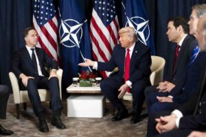 Donald Trump samen met Mark Rutte in een persconferentie. (Foto: ANP)