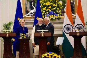 De voorzitter van de Europese Commissie Ursula von der Leyen met de Indiase premier Narendra Modi en de voorzitter van de Europese Raad António Costa na het sluiten van een vrijhandelsakkoord tussen India en de EU in New Delhi.