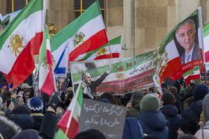 In Iran gaan mensen massaal de straat op, en ook in Europa zijn er protesten, onder meer in Parijs.