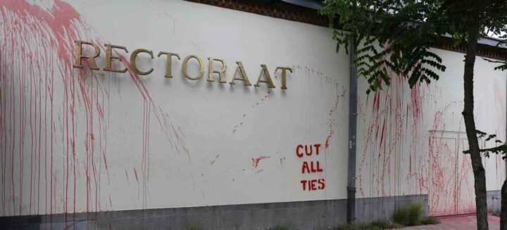 Bekladding van een gebouw van de Universiteit Gent vanwege banden met Isra&euml;lische instellingen, juni 2024