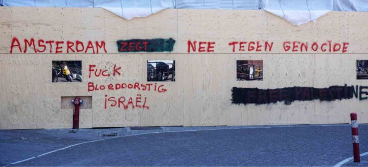 Houten bouwschutting voor een gebouw van de Universiteit van Amsterdam (UvA), mei 2025