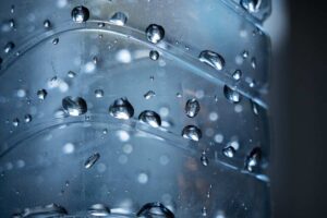 Een plastic fles geeft veel microplastics af.