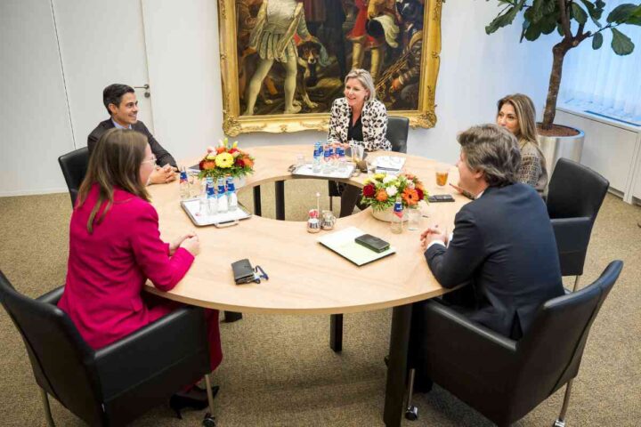 Aanstaand kabinet-Jetten en informateur Letschert overleggen met de oppositie (hier Mirjam Bikker, CU) over een coalitieakkoord. (Foto: ANP).
