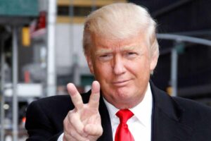 Donald Trump met twee vingers in de lucht (Getty)