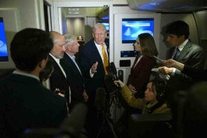 Trump spreekt journalisten toe in de Air Force One