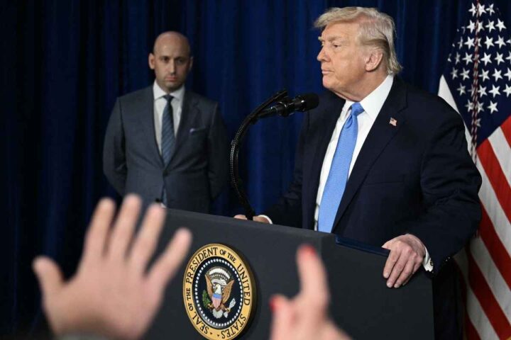 Stephen Miller, in de schaduw van Donald Trump.