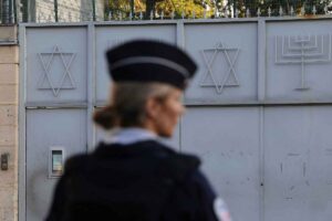 Agent in Frankrijk bij een Joods momument