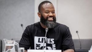 Jerry Afriyie bij een Rondetafelgesprek in de Tweede Kamer over het demonstratierecht