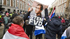Demonstranten houden FVD poster in de lucht