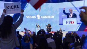 FPÖ-leider Kickl roept zich graag uit tot ‘volkskanselier’ en stelt onder meer voor om migranten in kampen buiten de stad ‘te concentreren’