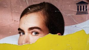 Gescheurde FVD poster op een prullenbak