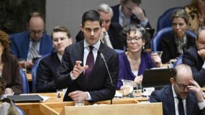 Minister-president Rob Jetten verdedigt zijn nieuwe minderheidskabinet in de Tweede Kamer op de tweede dag van het debat over de regeringsverklaring.