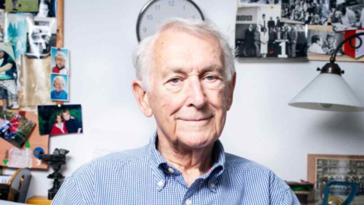 Presentator Koos Postema.