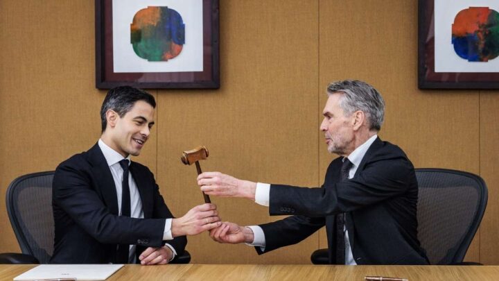 Oud-premier Schoof draagt de voorzittershamer over aan Rob Jetten. (Foto: ANP).