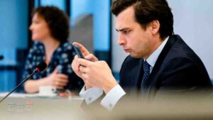 Baudet op zijn telefoon Bron: ANP