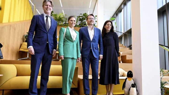 Coen van Oostrom (links) naast Zweedse kroonprinses Victoria en prins Constantijn in 2022, bij een bezoek aan EDGE Olympic