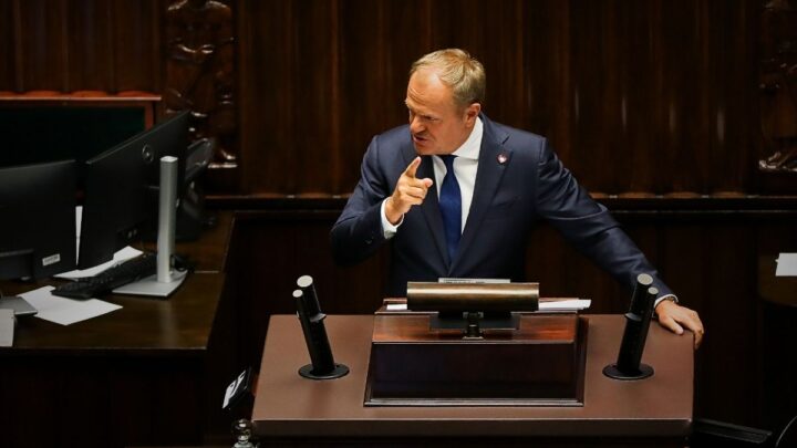 Donald Tusk, premier van Polen, neemt deel aan de vertrouwensstemming over de regering in de Sejm.